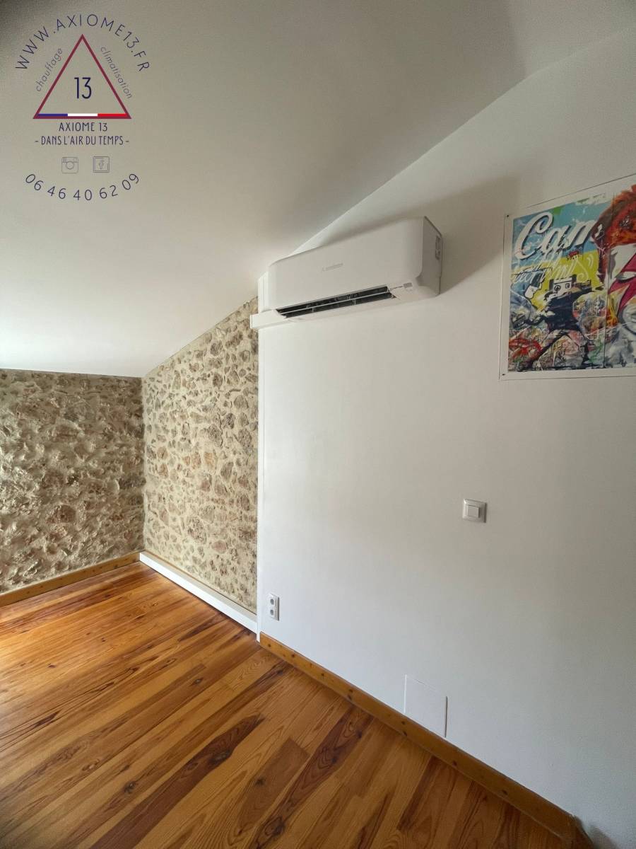 Installation clim murale Mitsubishi maison de village à Auriol