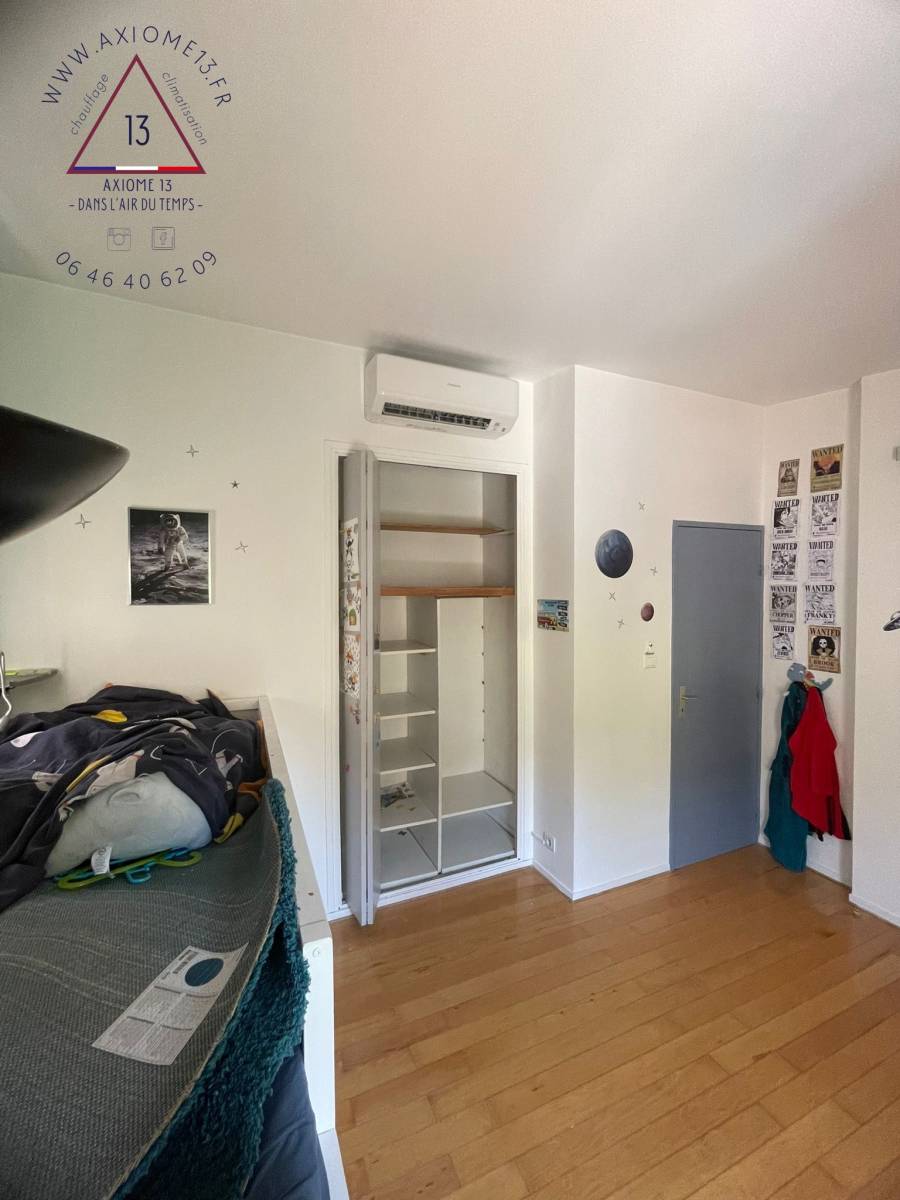 Unité intérieure murale Mitsubishi dans une chambre à Gemenos