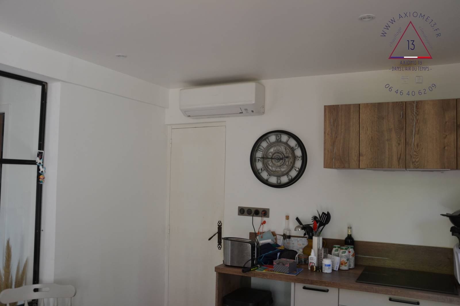 Climatisation réversible murale Mitsubishi dans une cuisine à Auriol