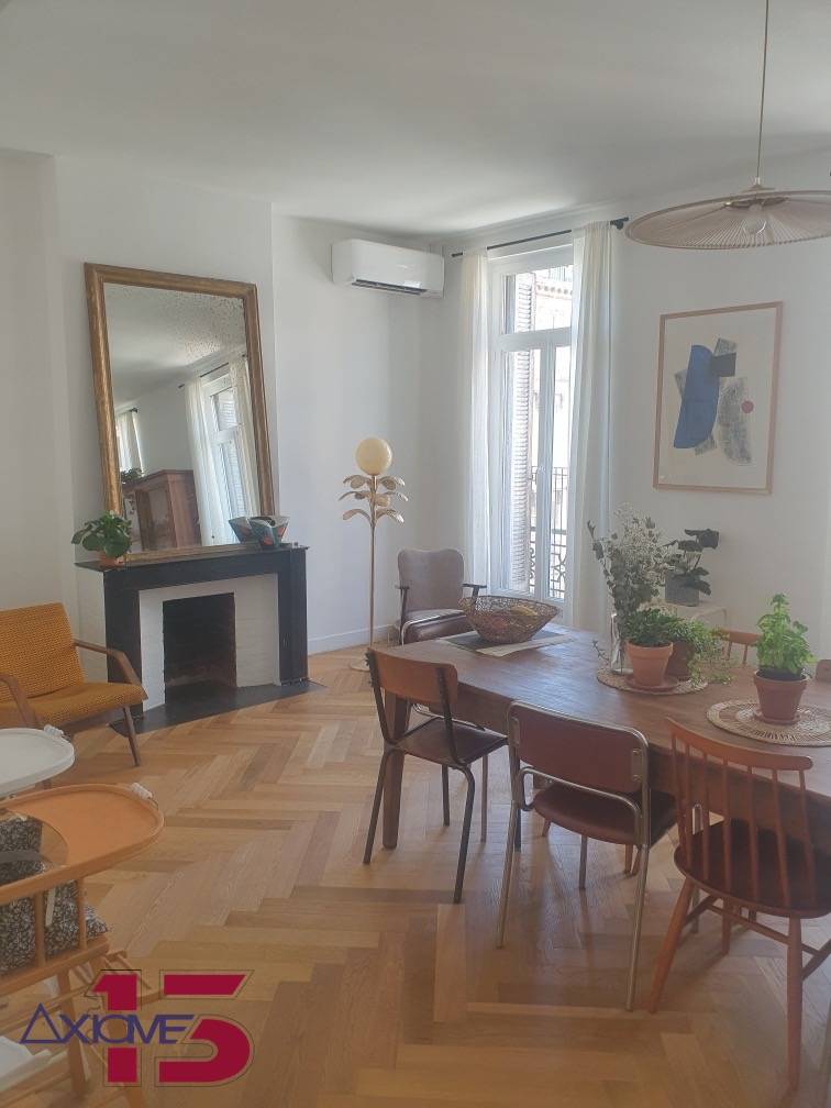 Unité intérieure murale Mitsubishi dans un salon