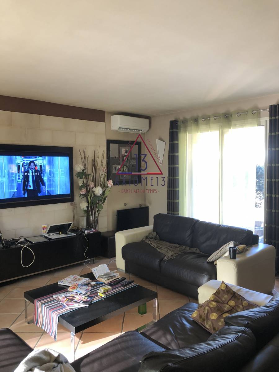 Climatisation réversible murale dans un séjour à La Destrousse