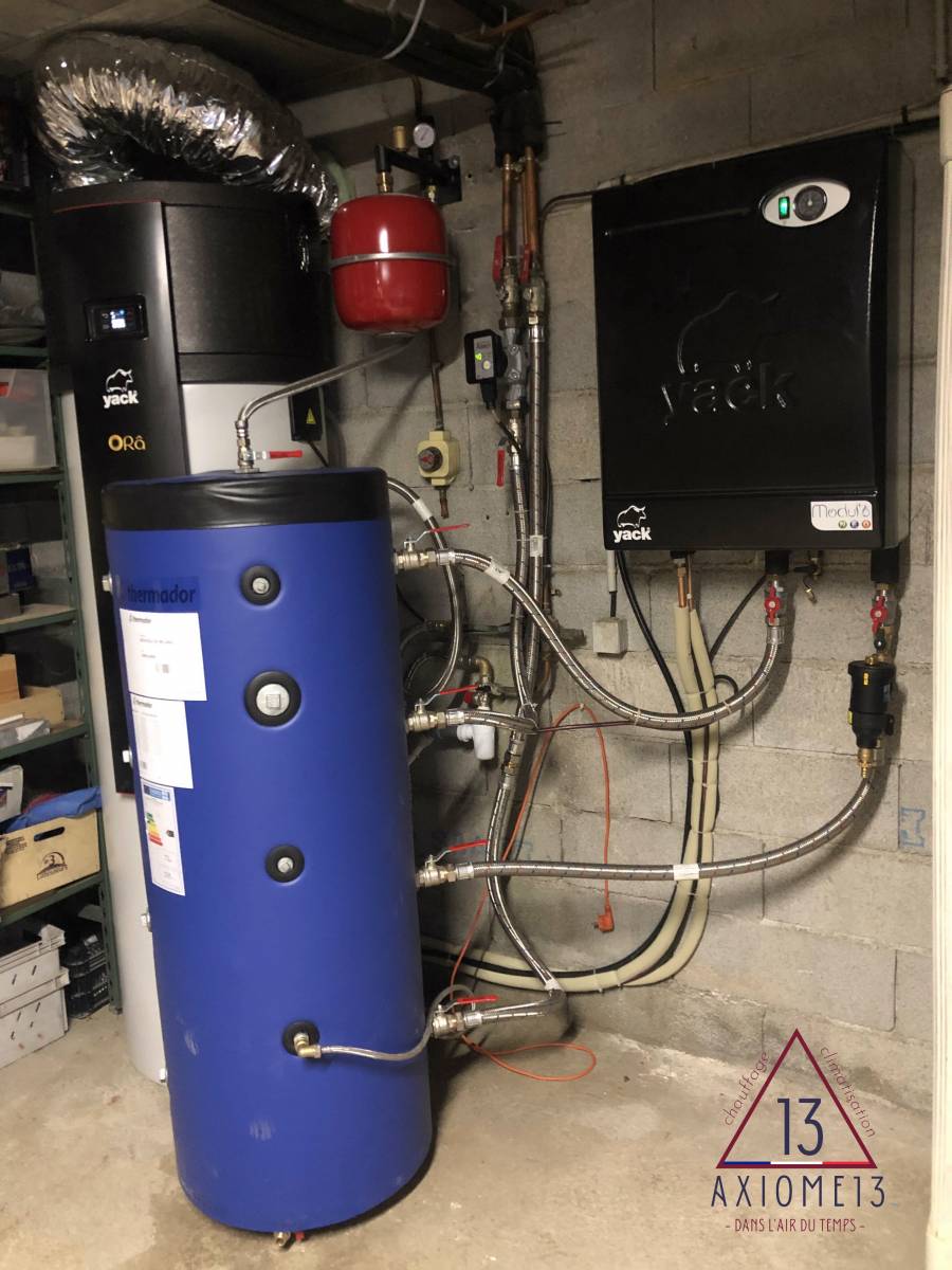 Module hydraulique avec ballon de mélange raccordé à une pompe à chaleur sur radiateurs