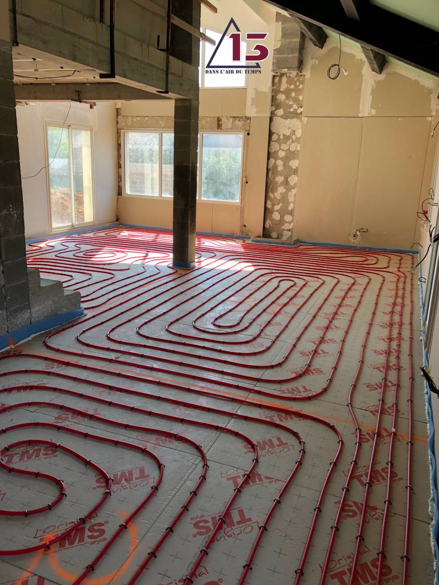 Plancher chauffant dans un salon d'une maison à Auriol