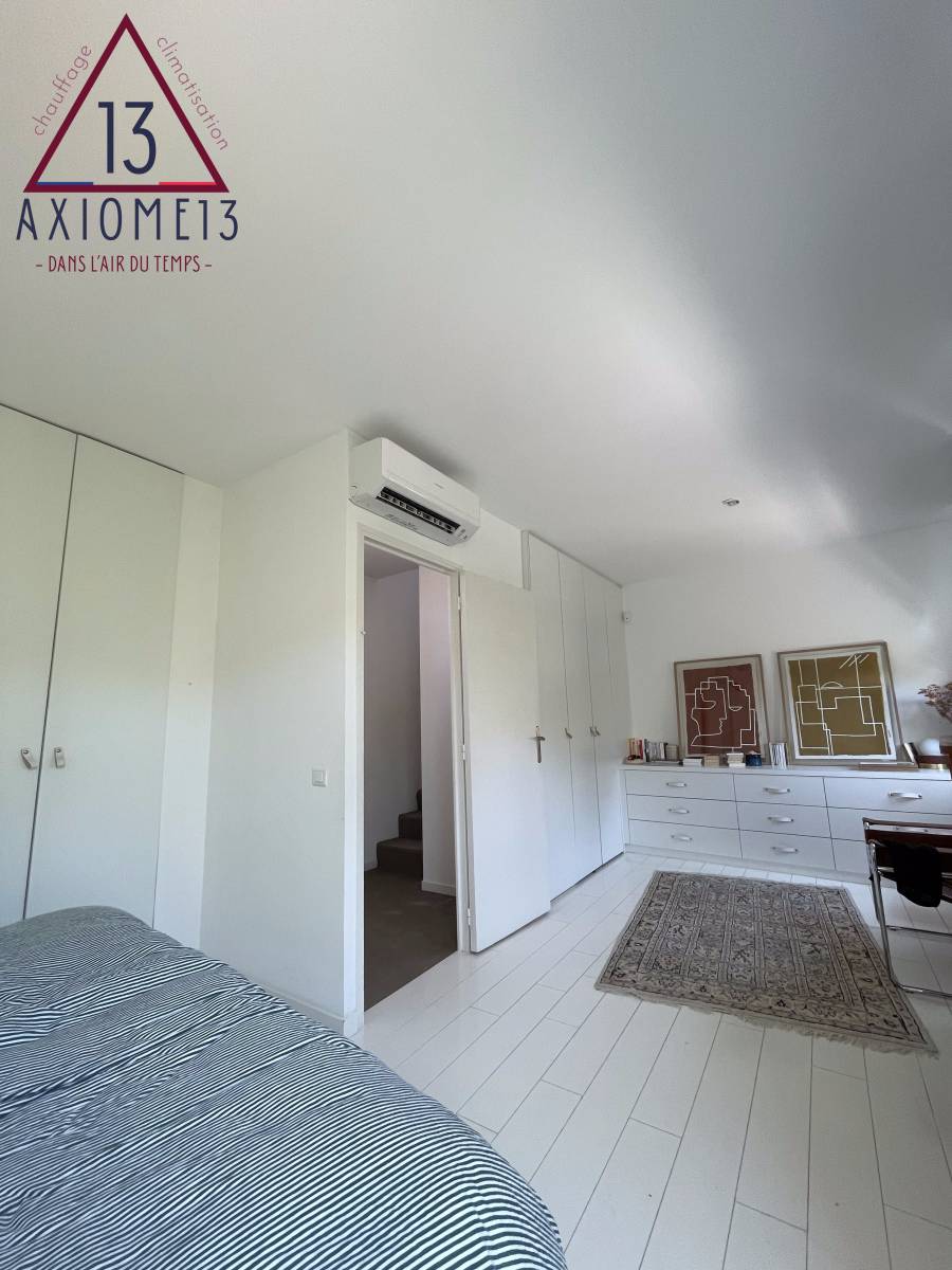 Unité intérieure murale de climatisation réversible Mitsubishi pour chambre parentale