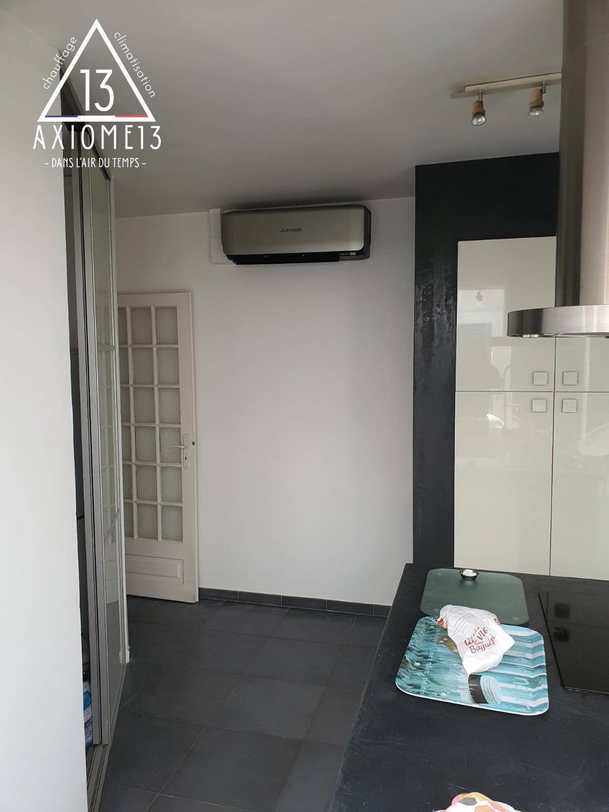 Unité intérieure murale gamme Performance couleur Titane dans un séjour