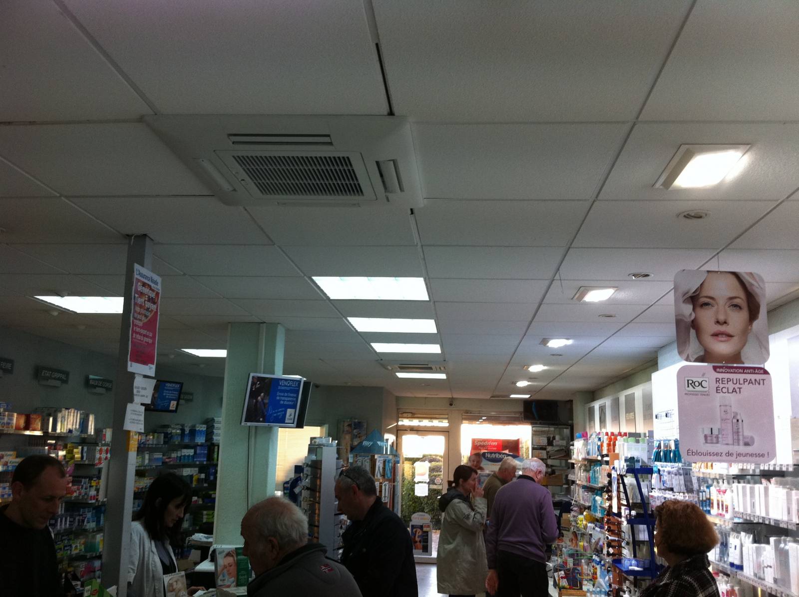 Unité intérieure de climatisation cassette dans une pharmacie