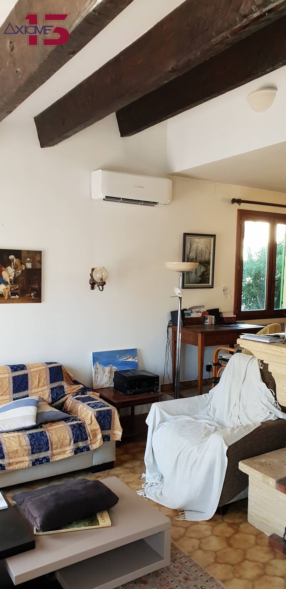 Climatisation murale Mitsubishi dans un salon à Auriol