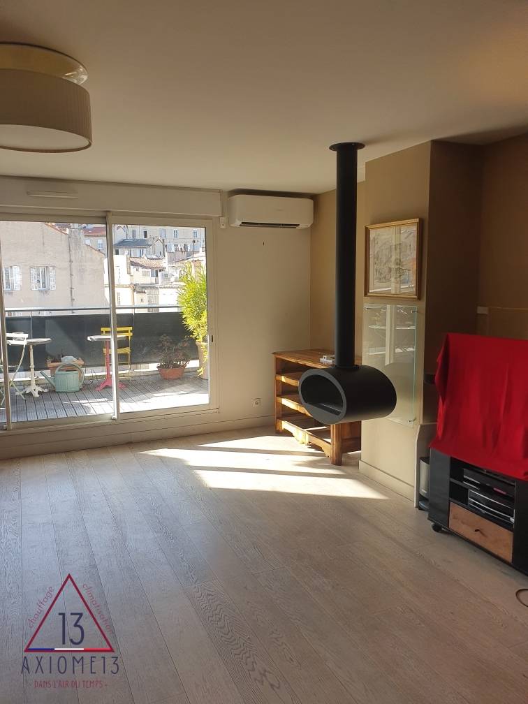 Climatisation réversible murale Mitsubishi dans un salon à Peypin