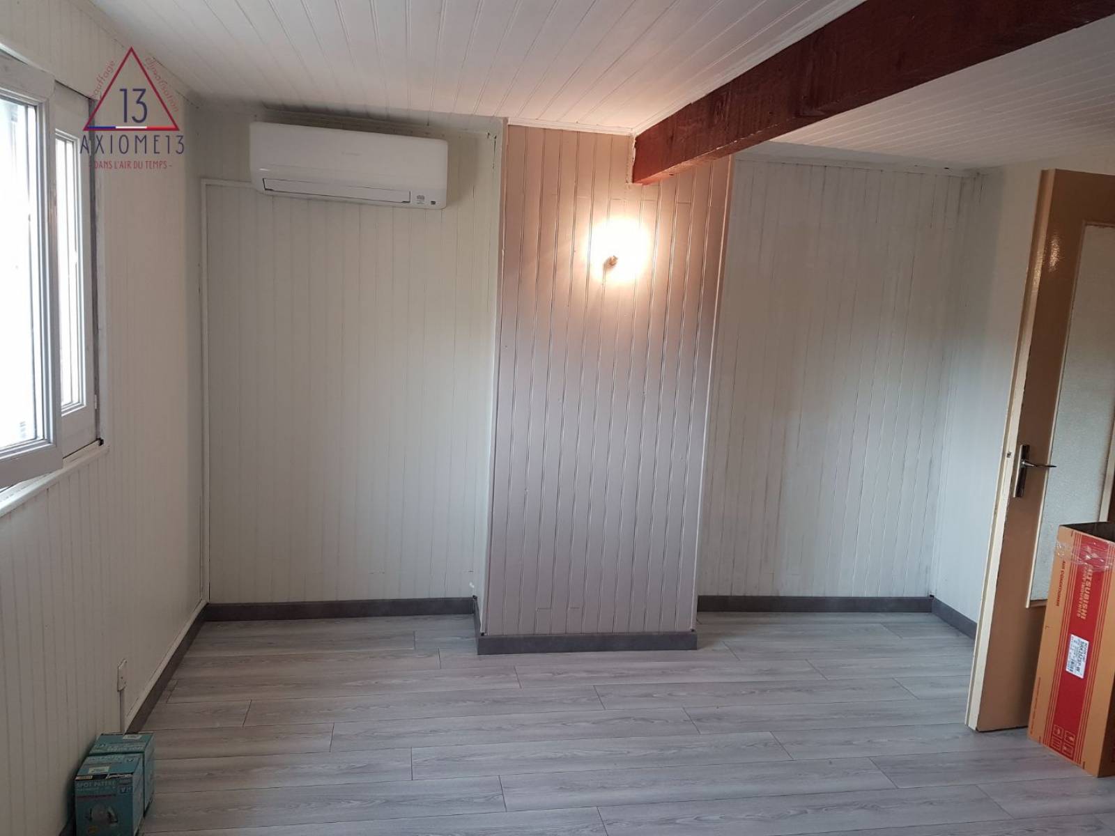 Combe aménagée en chambre de 15m2 avec climatisation réversible murale Mitsubishi