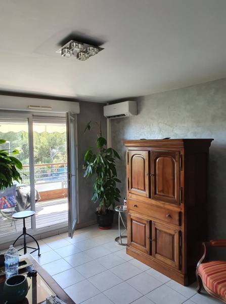 Unité intérieure murale de climatisation Mitsubishi dans un séjour à La Ciotat