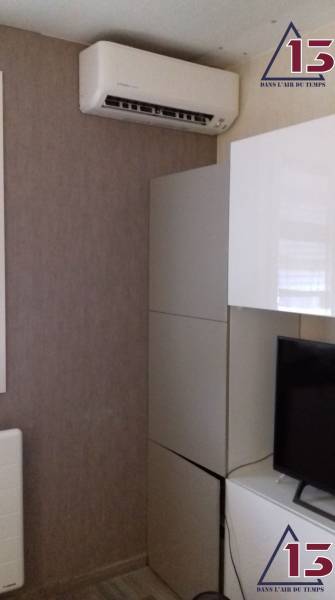 Climatisation murale Mitsubishi dans une chambre parentale à Cuges
