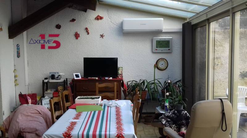 Unité intérieure murale Mitsubishi dans une véranda