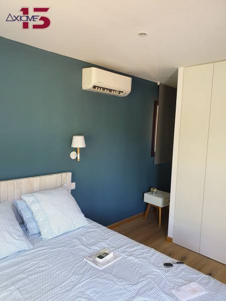 Climatisation murale dans une chambre parentale