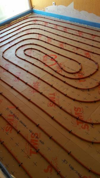Installation réseau de plancher chauffant sur dalles planes polyuréthane