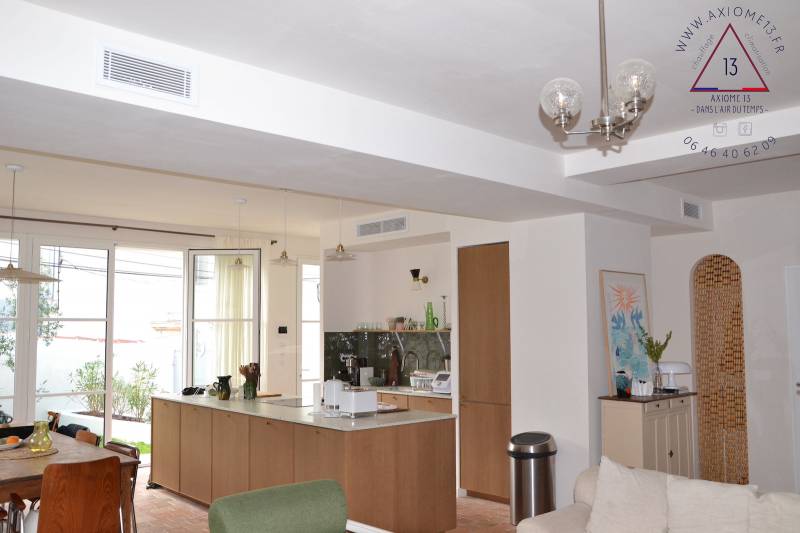 Grilles de soufflage pour un séjour et une cuisine raccordées à un système gainable