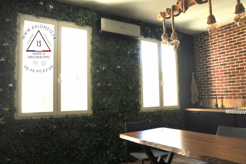 Climatisation murale Titane Mitsubishi dans un séjour