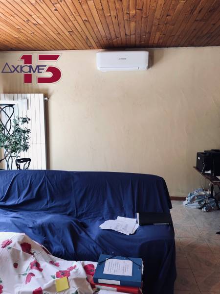 Unité intérieure de climatisation Mitsubishi dans un salon à Auriol