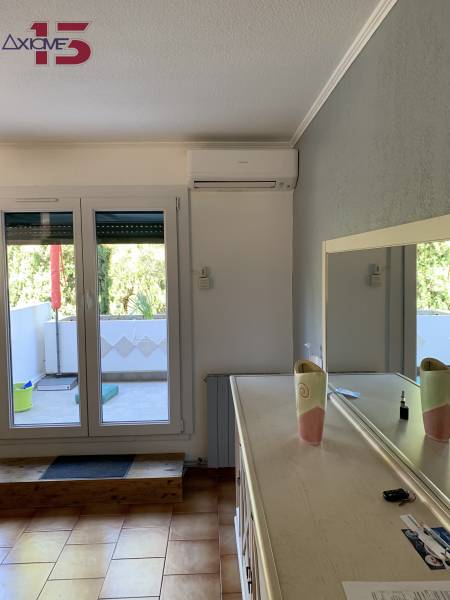 Unité intérieure de clim réversible dans un salon à Auriol