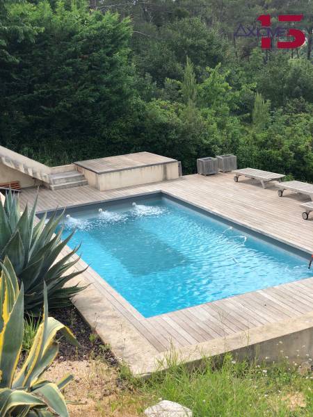 Piscine équipée par une pompe à chaleur de marque Poolstar