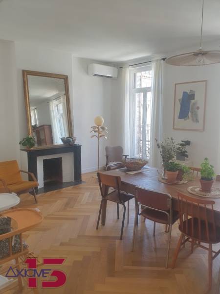 Unité intérieure murale Mitsubishi dans un salon