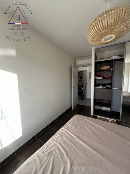 Unité intérieure murale Mitsubishi dans une chambre