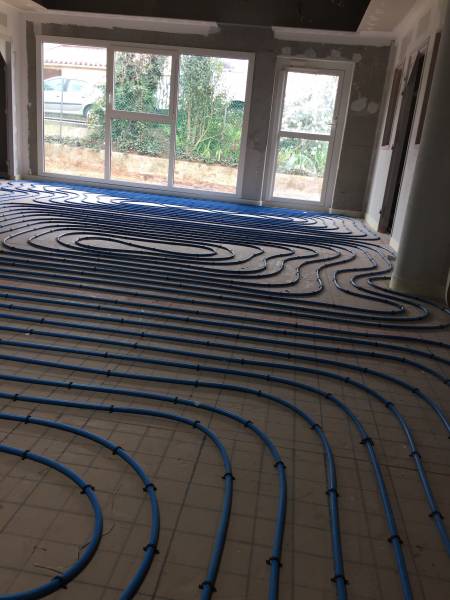 Réalisation d'un plancher chauffant réversible pour une crèche sur la commune de Saint-Zacharie.