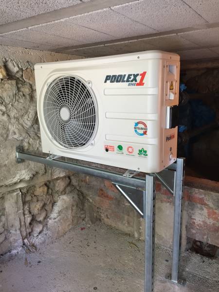 Installation sur socle de la pompe à chaleur Poolex