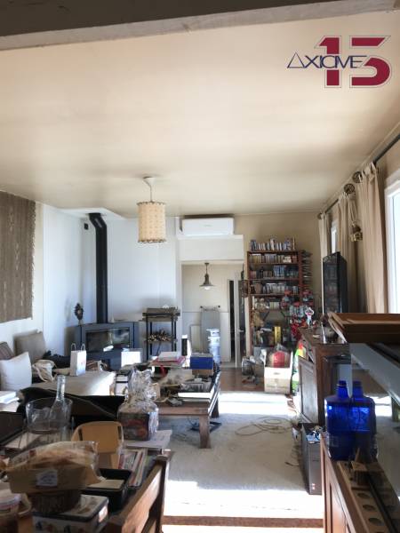 Unité intérieure murale de climatisation Mitsubishi dans un salon à Auriol