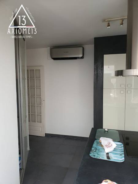 Unité intérieure murale gamme Performance couleur Titane dans un séjour