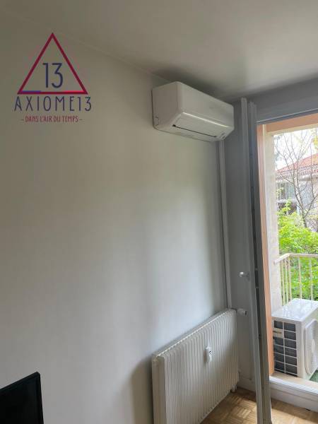 Unité intérieure de climatisation Mitsubishi dans un séjour à Auriol