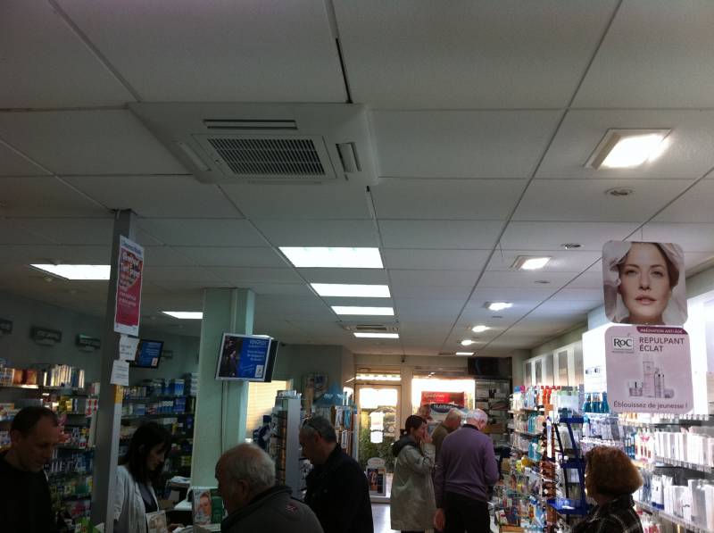 Unité intérieure de climatisation cassette dans une pharmacie