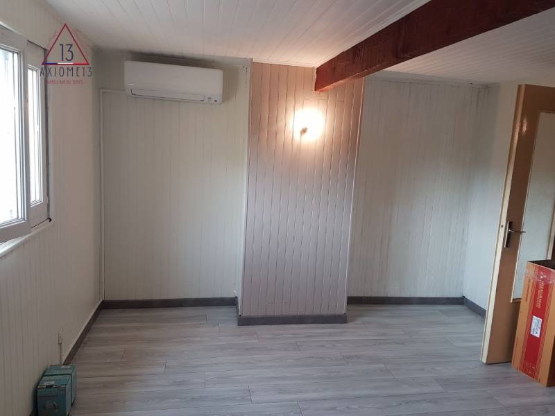 Combe aménagée en chambre de 15m2 avec climatisation réversible murale Mitsubishi