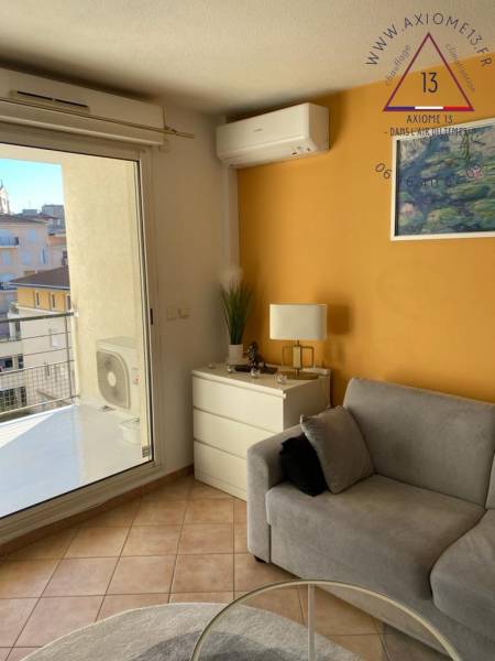 Unité intérieure murale de climatisation réversible Mitsubishi dans un séjour