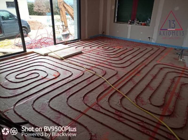 et mise en place d'un plancher chauffant sur pompe à chaleur Mitsubishi dans une maison de 100m2 RT2012 à Pourrières à Côté de Trets